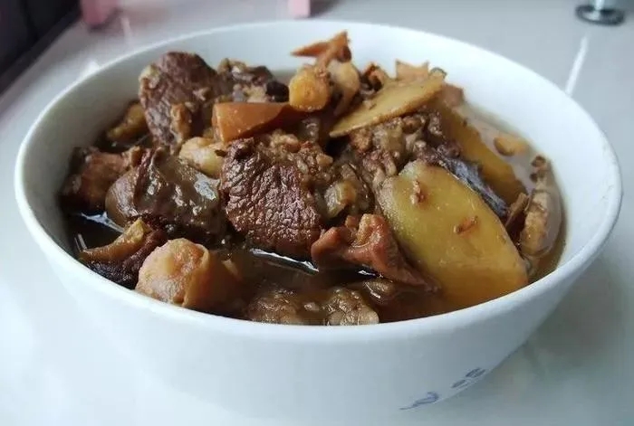 冬日又降溫，來(lái)一碗羊肉煮酒